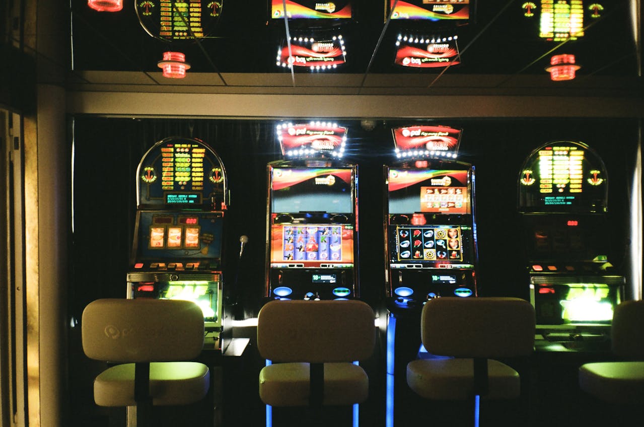 De la ruletă la sloturi: Cele mai iubite jocuri de noroc în casino
