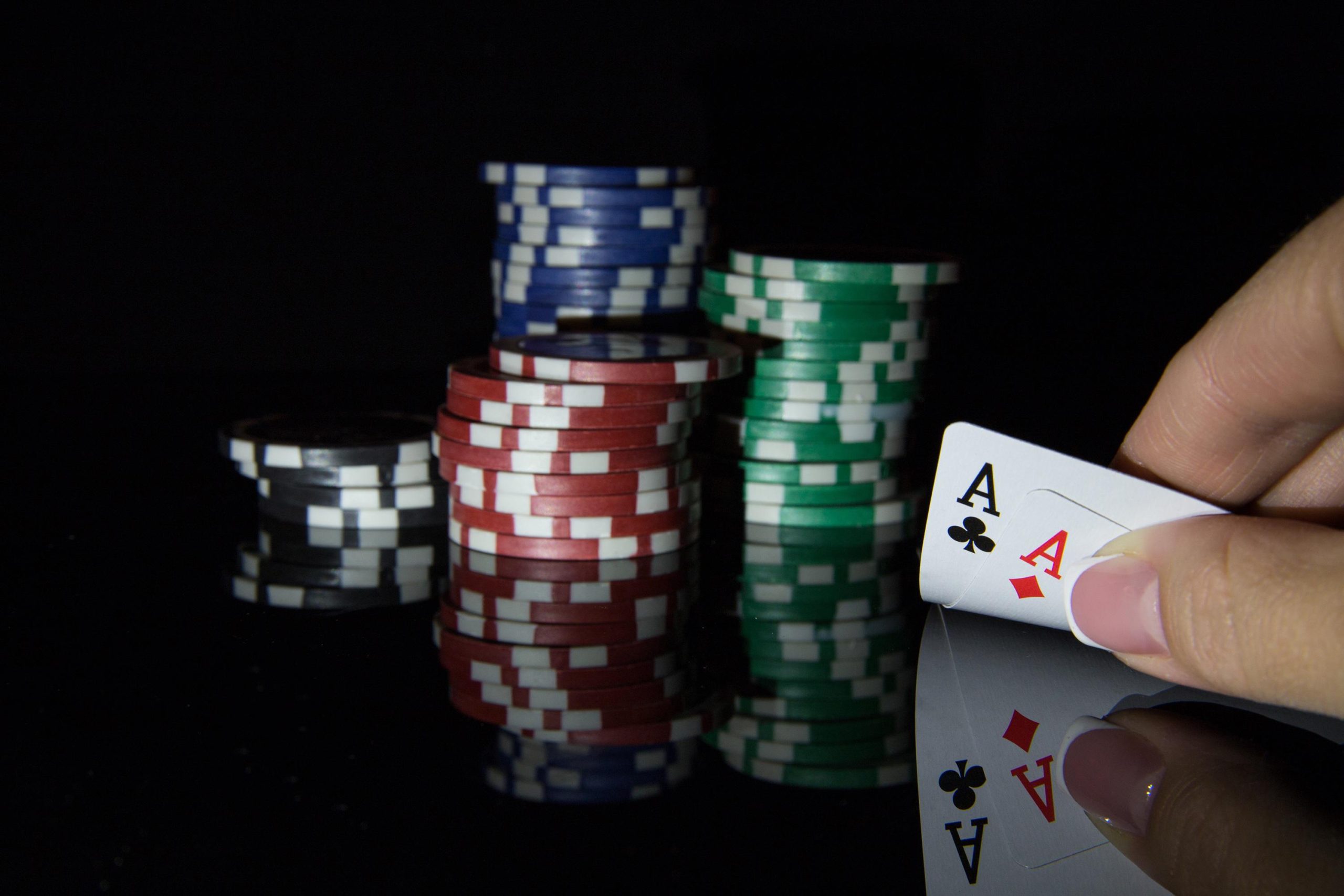 Ce înseamnă dealerul la blackjack și ce reguli urmează în timpul unei mâini
