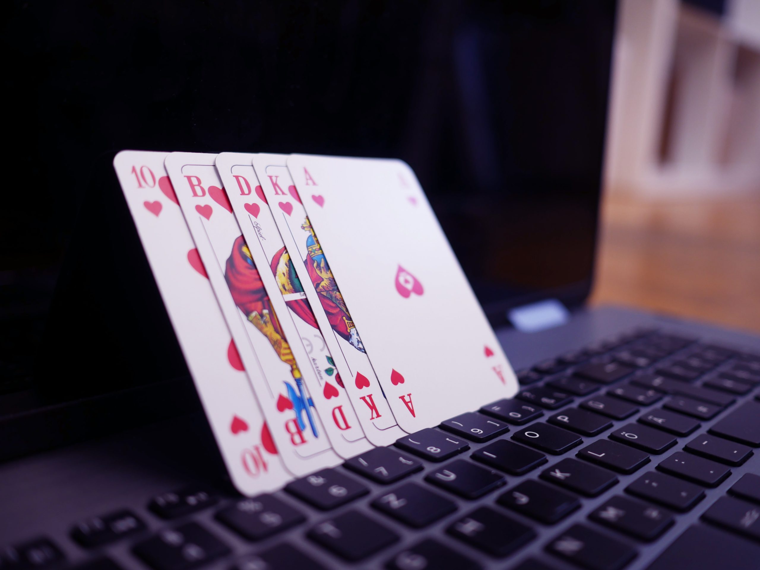 Cum funcționează mesele de poker online și repartizarea jucătorilor