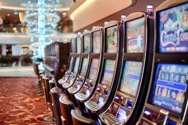Cum funcționează funcția Hold and Win în jocurile de sloturi